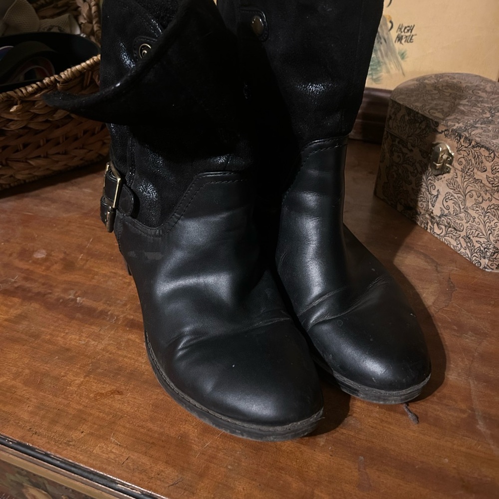 Chic Black Buckle Boots